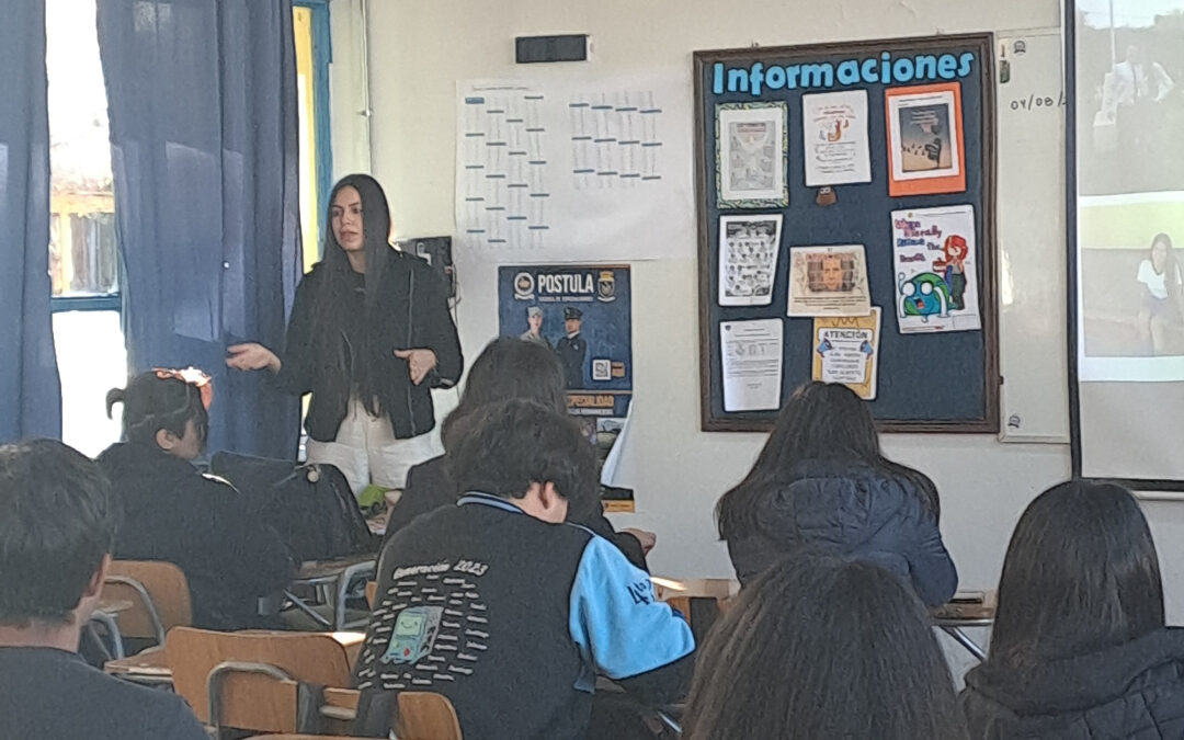 Charlas vocacionales de estudiantes universitarios a alumnos de cuarto medio