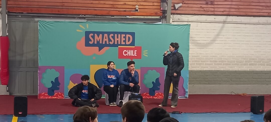 SENDA Previene: Obra de Teatro “Smashed Chile” en Sección Básica y Media