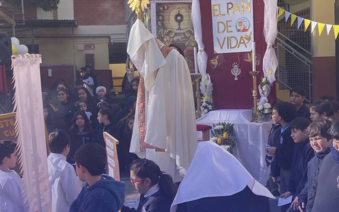 Solemne Procesión del Corpus Christi en Sección Básica: gran participación y respeto por parte de estudiantes