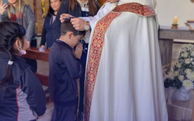 Consagración a la Santísima Virgen María: estudiantes de Primero Básico reciben medalla de protección