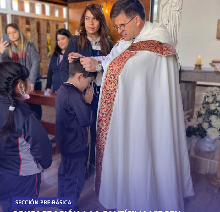 Consagración a la Santísima Virgen María: estudiantes de Primero Básico reciben medalla de protección