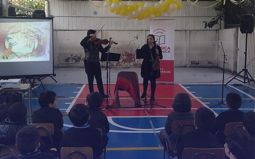 Música Educa, de Fundación Ibáñez Atkinson: violinistas relatan cuento musical a estudiantes más pequeños