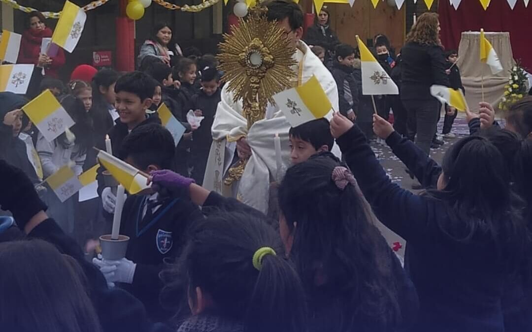 Procesión del Corpus Christi 2024: los estudiantes más pequeños de nuestro colegio participaron con entusiasmo de esta celebración