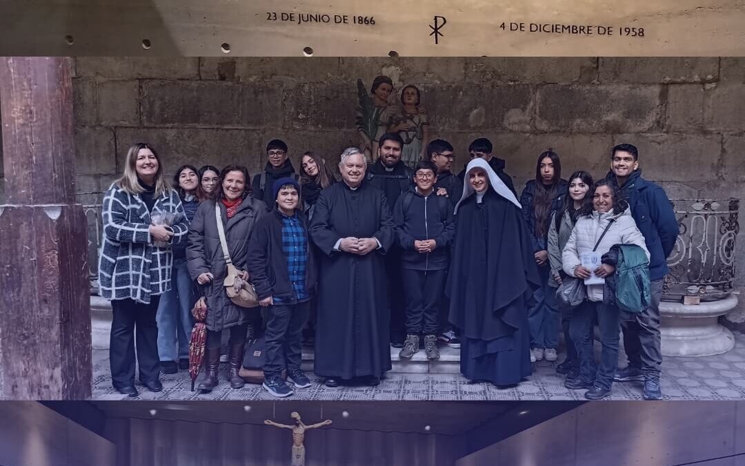 Levantemos Cardenal Caro: grupo de Pastoral visita la Catedral Metropolitana de Santiago y celebra Misa en este importante lugar