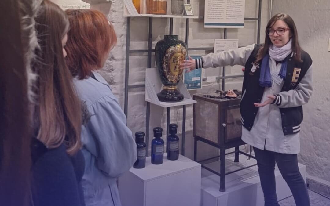 Cuarto Medio Electivo Química: estudiantes visitan el Museo de Química y Farmacia Profesor César Leyton, ubicado en la Universidad de Chile