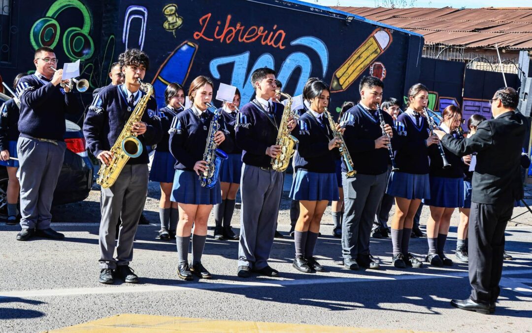 Banda Instrumental del Liceo Cardenal Caro participa en el aniversario de la Cuarta Compañía de Bomberos de Linderos