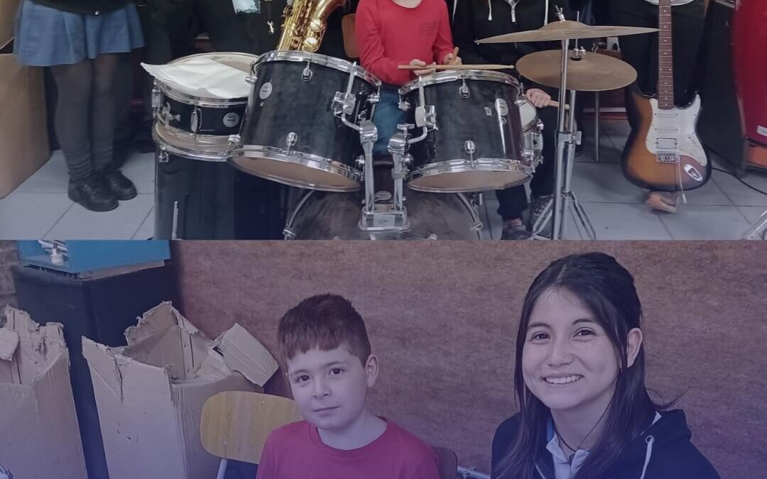 Gran visita para la Banda Instrumental: pequeño estudiante de Sección Básica se une a ensayo para convertirse en baterista 