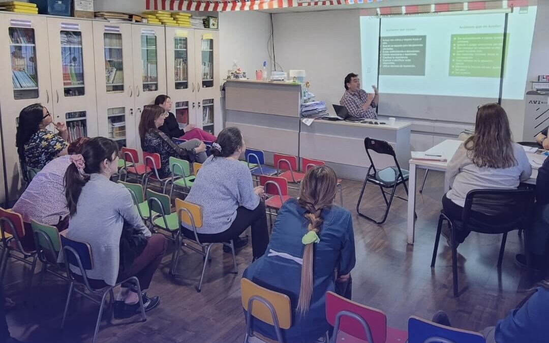 Taller “Primeros auxilios psicológicos en tiempos de crisis”: docentes y asistentes de la educación son capacitados para adquirir importantes habilidades