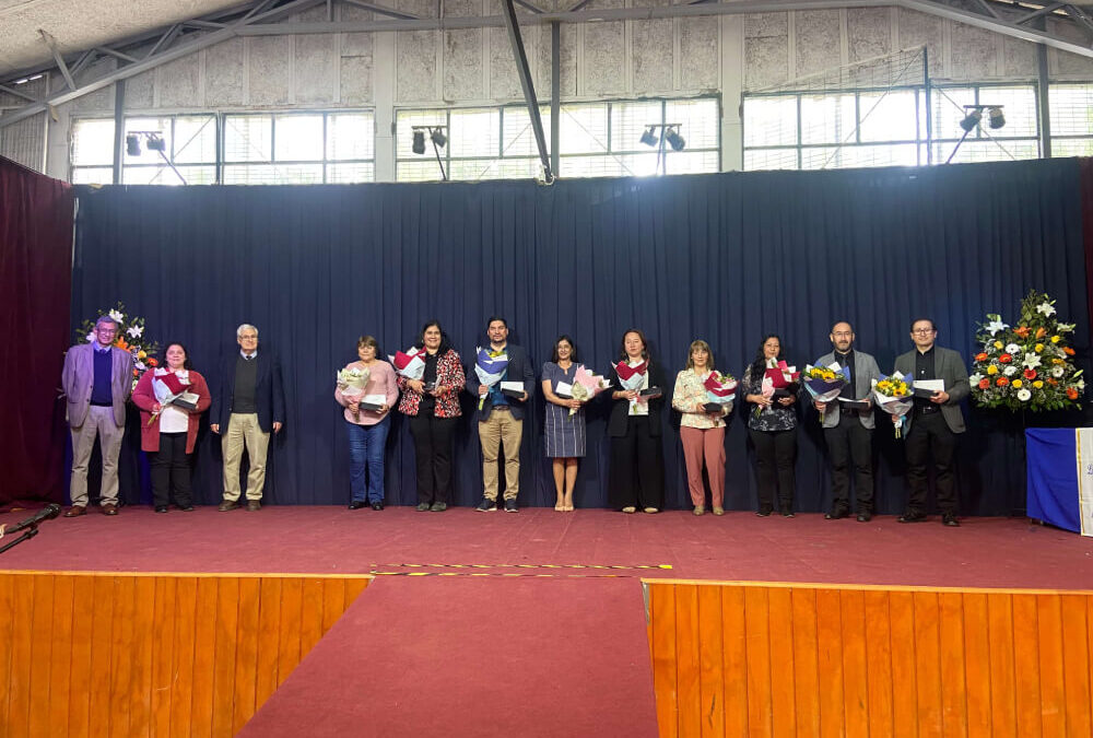 62.° Aniversario Liceo Cardenal Caro: ceremonia de premiación por años de servicio y presentación musical de profesores 