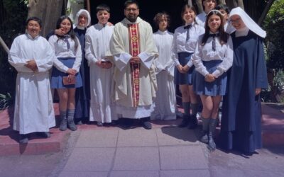 Bautismo y Primera Comunión: estudiantes reciben sacramentos en especial ceremonia junto a sus familias