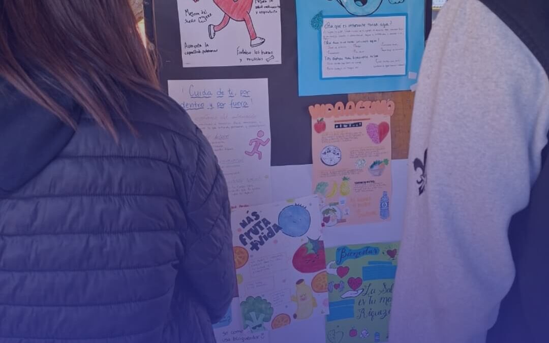 Estudiantes de Sección Media exponen afiches para concientizar sobre la importancia de llevar una vida activa y saludable