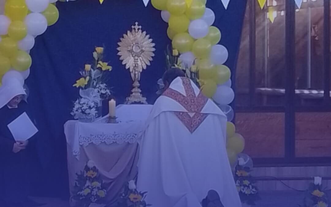 Estudiantes más pequeños de nuestro colegio celebran el Corpus Christi 2025