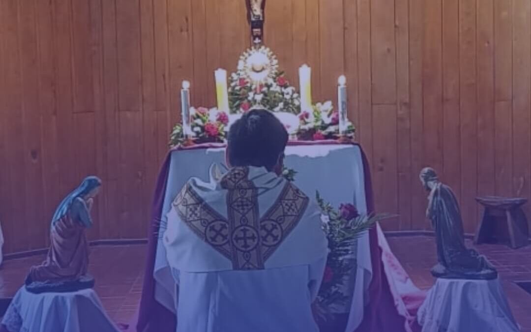 Estudiantes de Primero Medio participante en exposición y bendición del Santísimo Sacramento