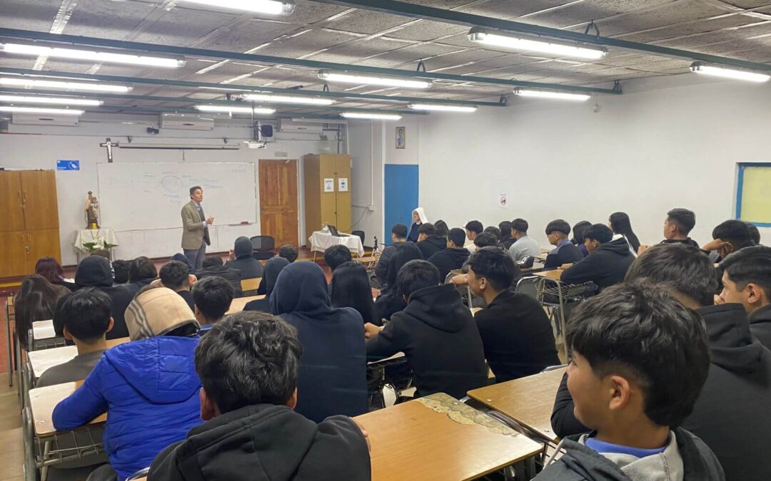 Conócete, acéptate, supérate: Taller para estudiantes de Sección Media con el psicólogo Klaus Droste