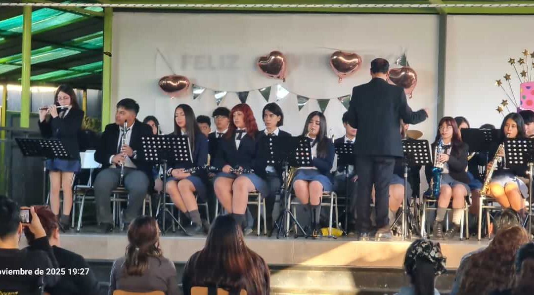 Banda Instrumental Liceo Cardenal Caro visita escuela vespertina para adultos