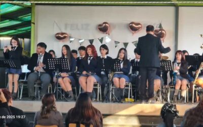 Banda Instrumental Liceo Cardenal Caro visita escuela vespertina para adultos