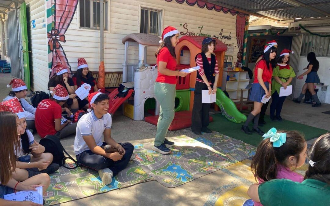 Visita navideña de estudiantes de Tercero Medio al Jardín Integra Granito de Arena