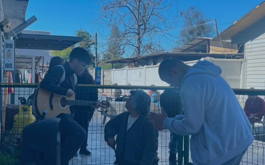 Mes de la solidaridad: Estudiantes de Tercero Medio visitan hogar de adultos mayores para compartir fraternalmente