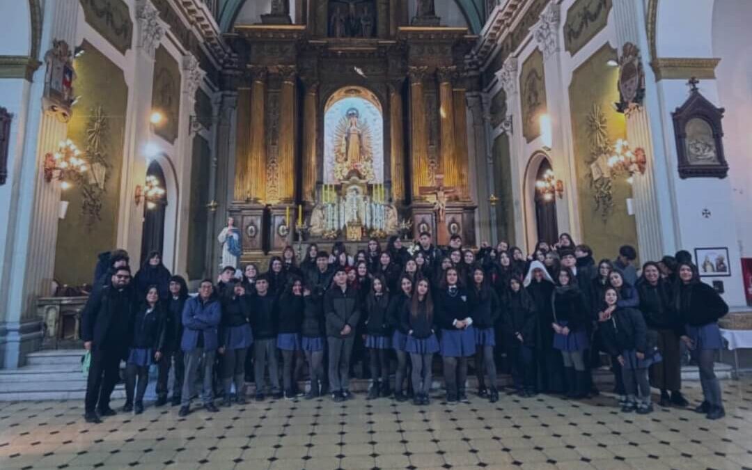 Grupo de jóvenes de Pastoral de Sección Media visitan la Basílica del Sagrado Corazón de María